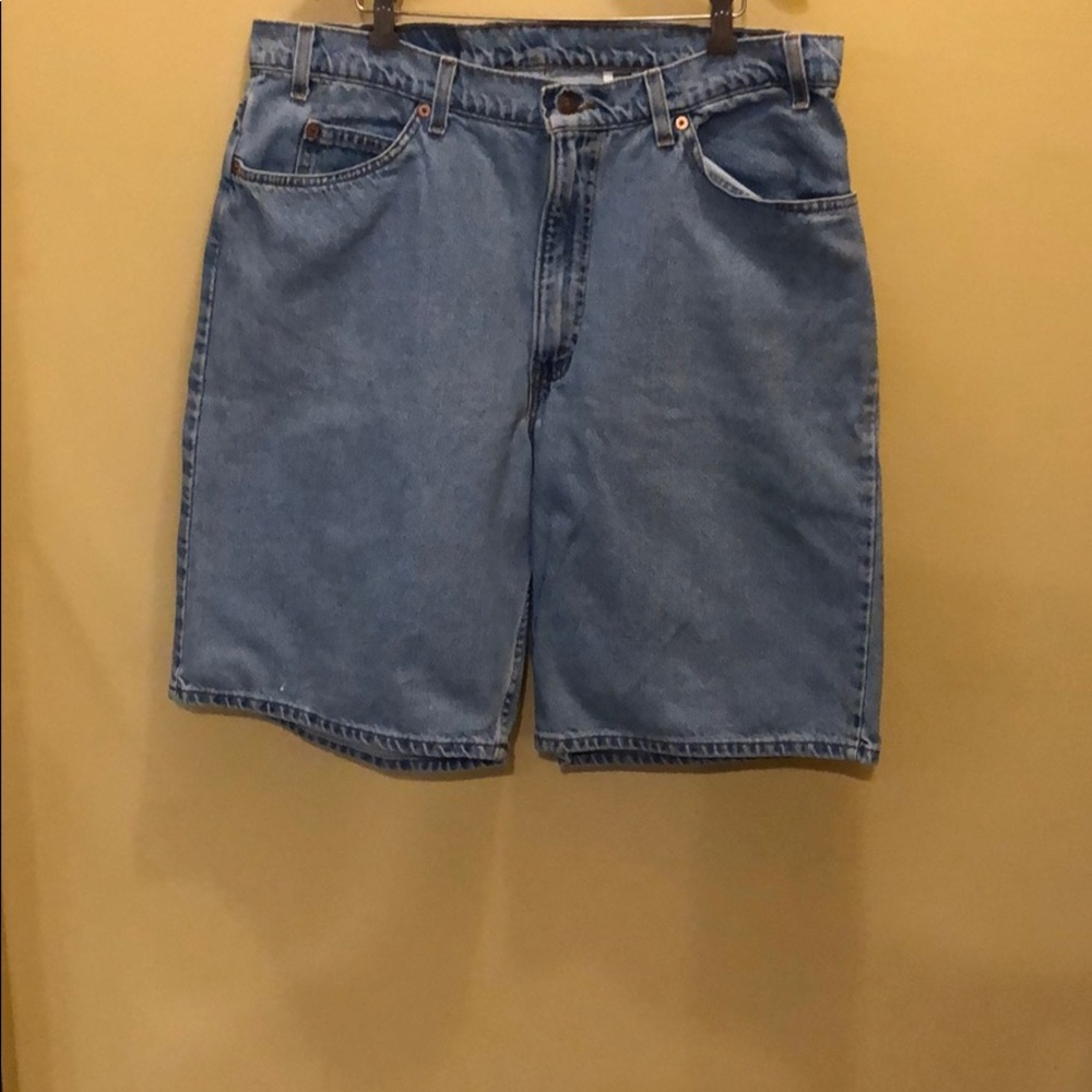 Vintage Men’s 560 Levi’s shorts size W38 x L11